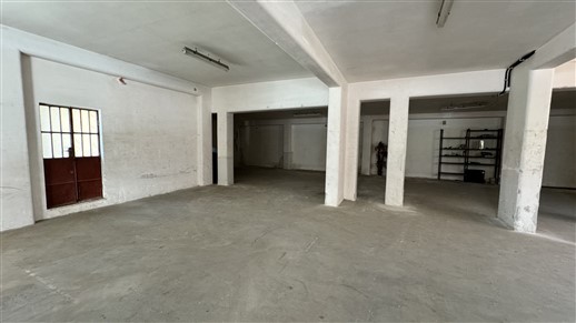 P  R  E  Z  Z  O     R  I  B  A  S  S  A  T  O  -  Locale Deposito con Spazio Esterno Privato